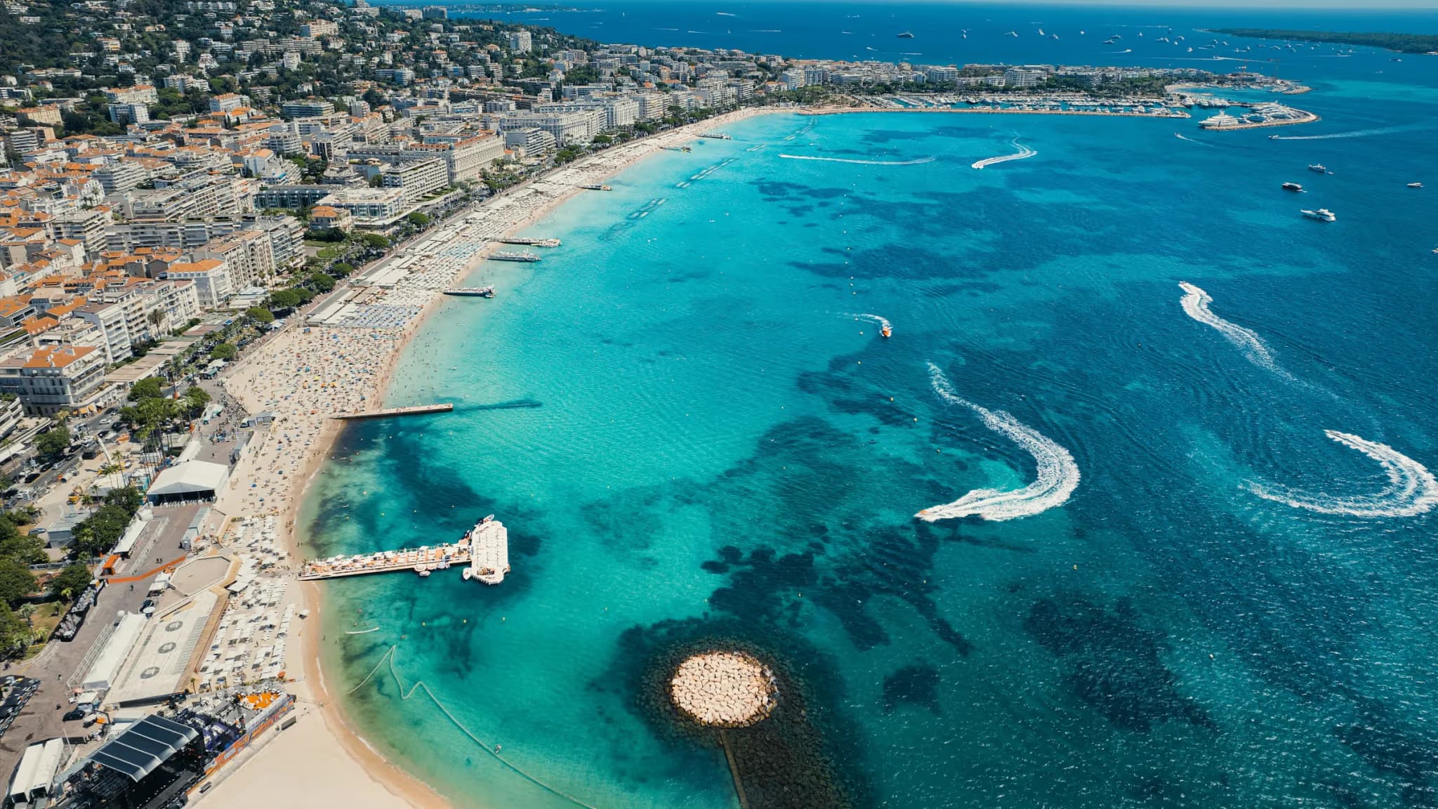 Vue panoramique de la Croisette à Cannes : palmiers, mer turquoise et littoral ensoleillé de la Côte d'Azur