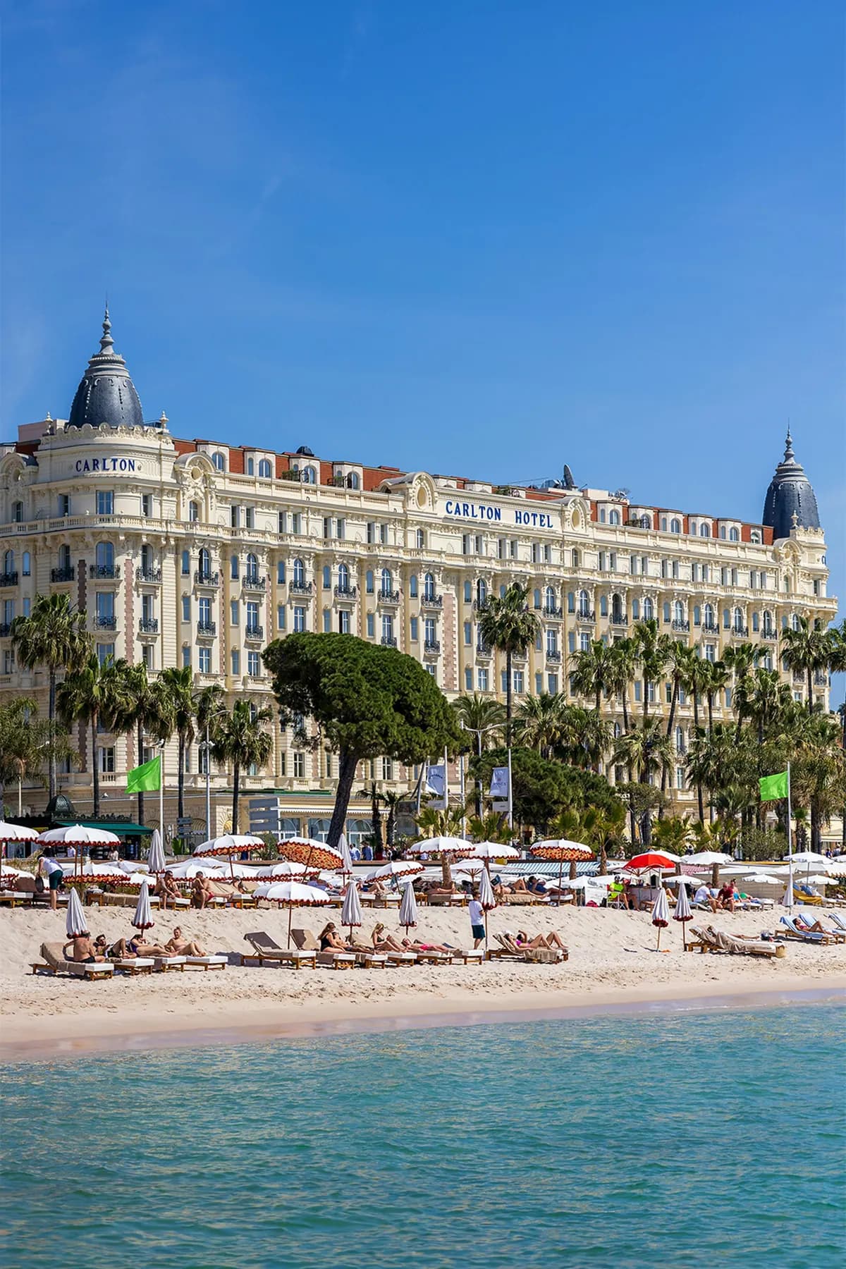 Plage de la Croisette à Cannes : sable fin, mer méditerranéenne et front de mer ensoleillé