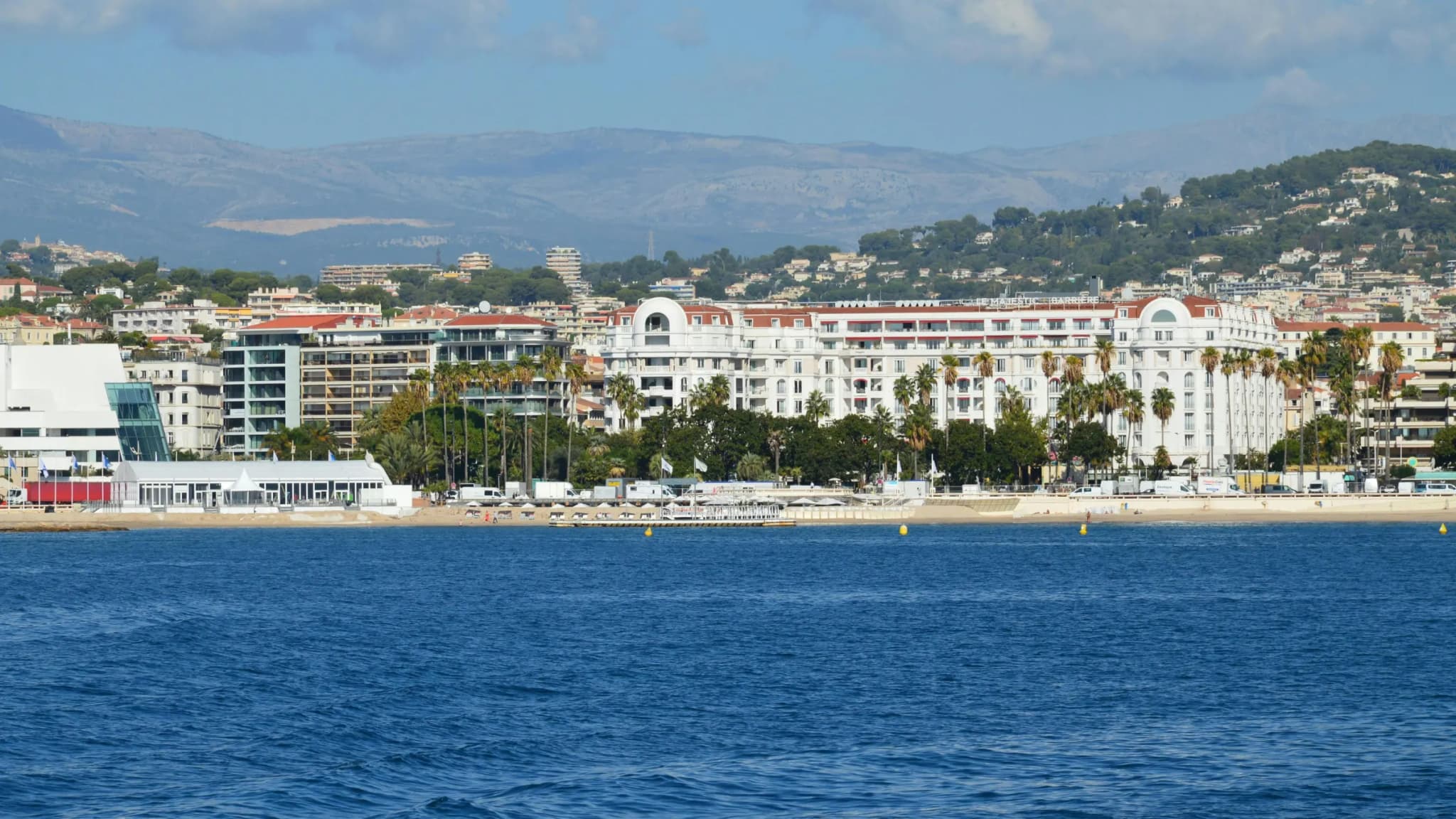 Palmiers de la Croisette de Cannes en arrière-plan d'un appel à la réservation Booking Bikes